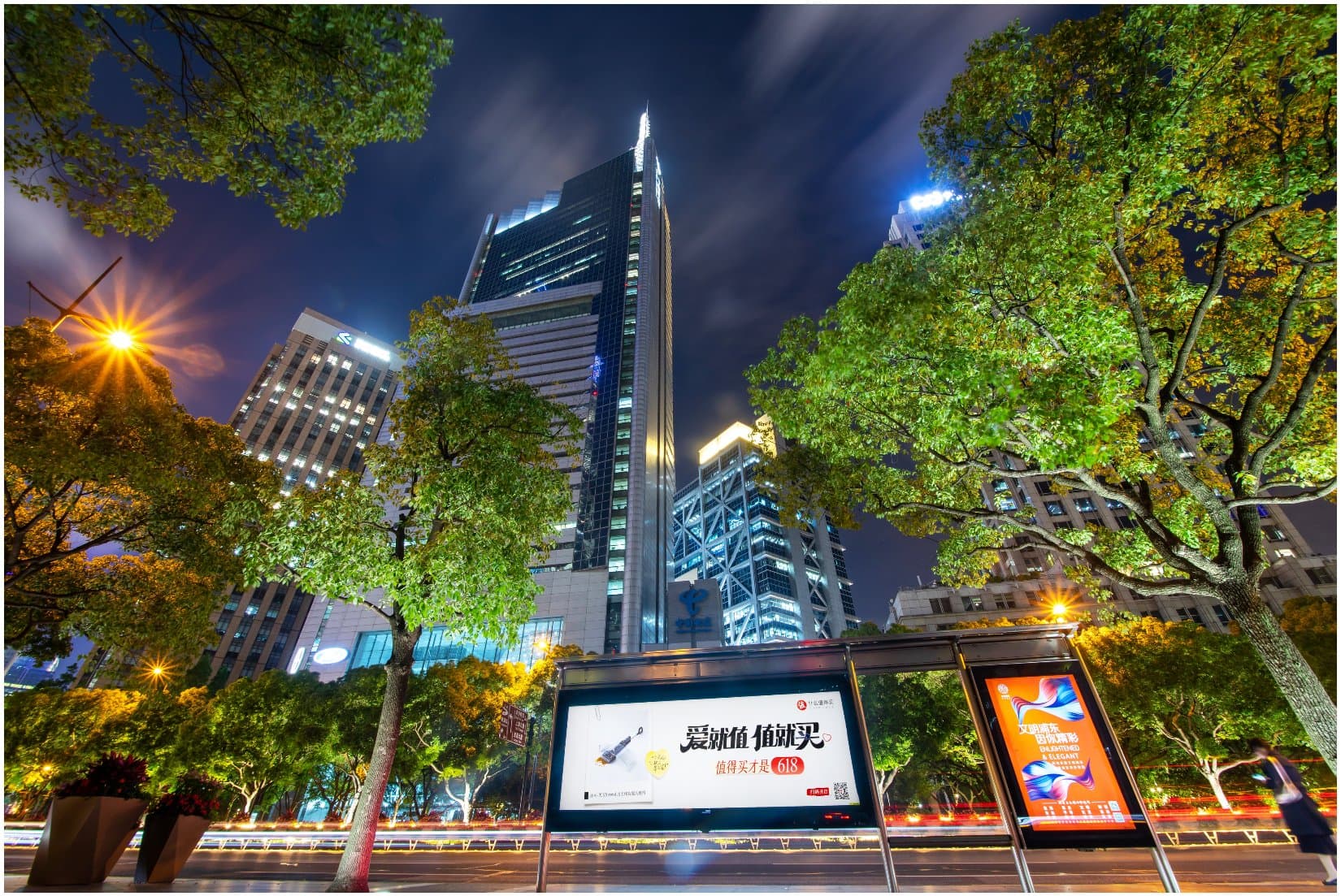 SMZDM outdoor lightbox placement